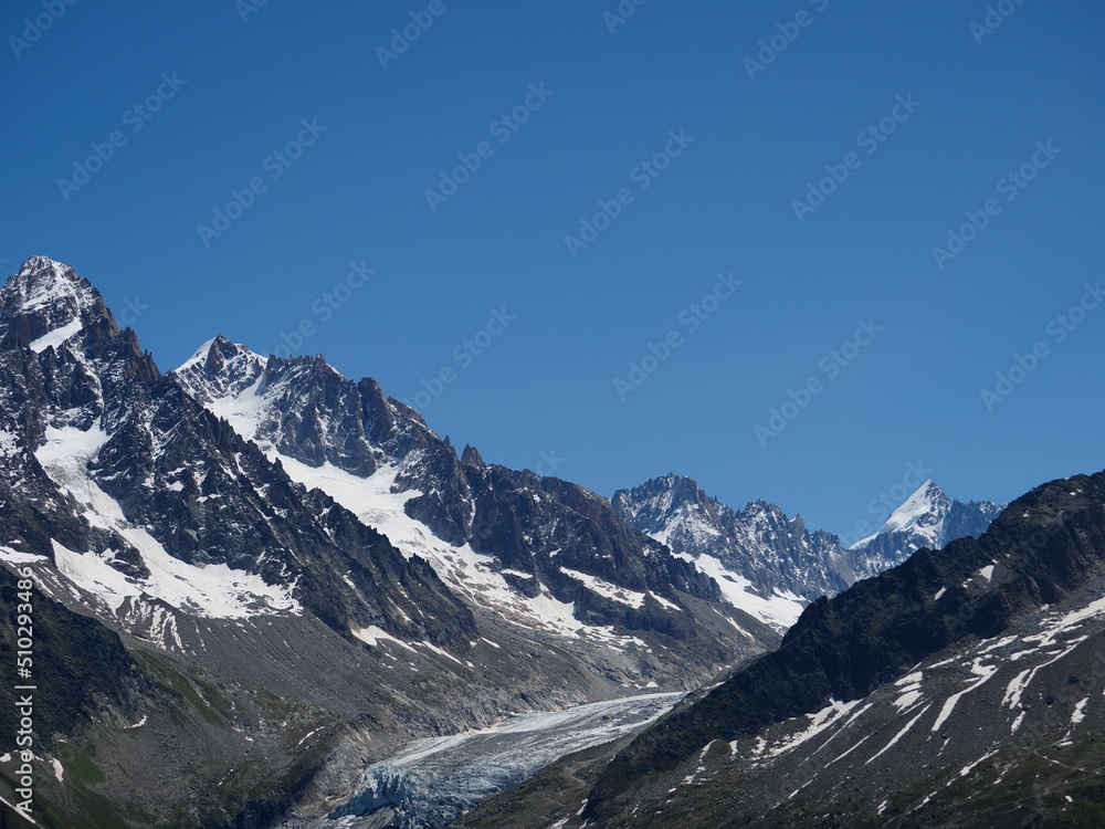 secteur Chamonix Mont Blanc, glacier s'écoule vers la vallée avec neige, rochers, parois abruptes