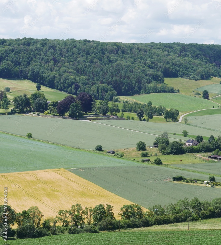 Paysage rural de la région touristique de l'Entre Sambre et Meuse, en Wallonie (Belgique)