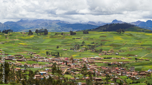 Tableau sur toile vast green Urubamba andean cityscape - Cusco, PEru