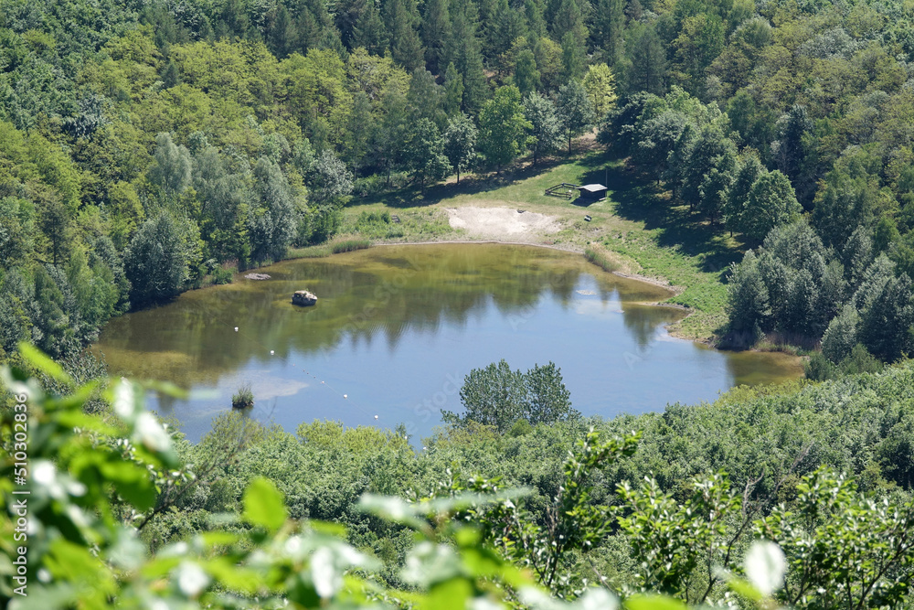 Obraz premium Krufter Waldsee bei Nickenich, gesehen von der Teufelskanzel