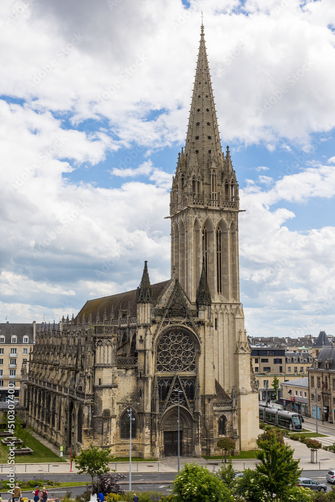 Église Saint-Pierre de Caen depuis le Château de Caen Église Saint-Pierre de Caen depuis le Château de Caen