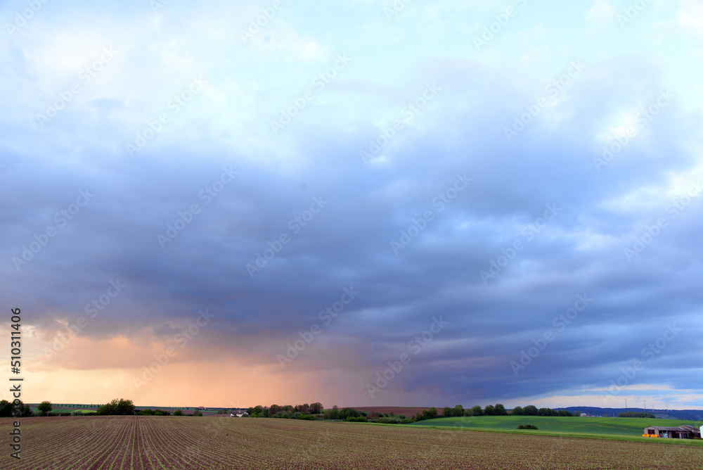 Obraz premium Wolkenhimmel vor einem Gewitter