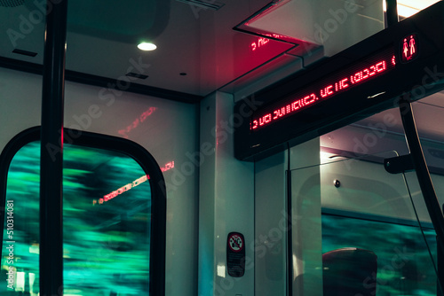 gare train voyage urbex foule station paysage reflet neon  photo