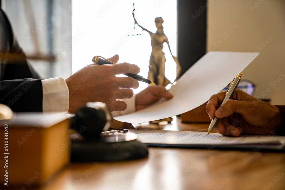 Foto de Attorneys or lawyers who are reading the statute of limitations Consultation between ...