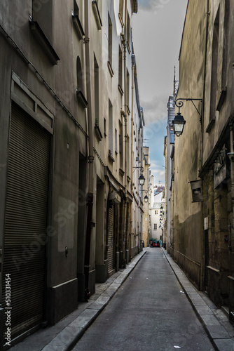 Fototapeta Naklejka Na Ścianę i Meble -  Paris narrow street