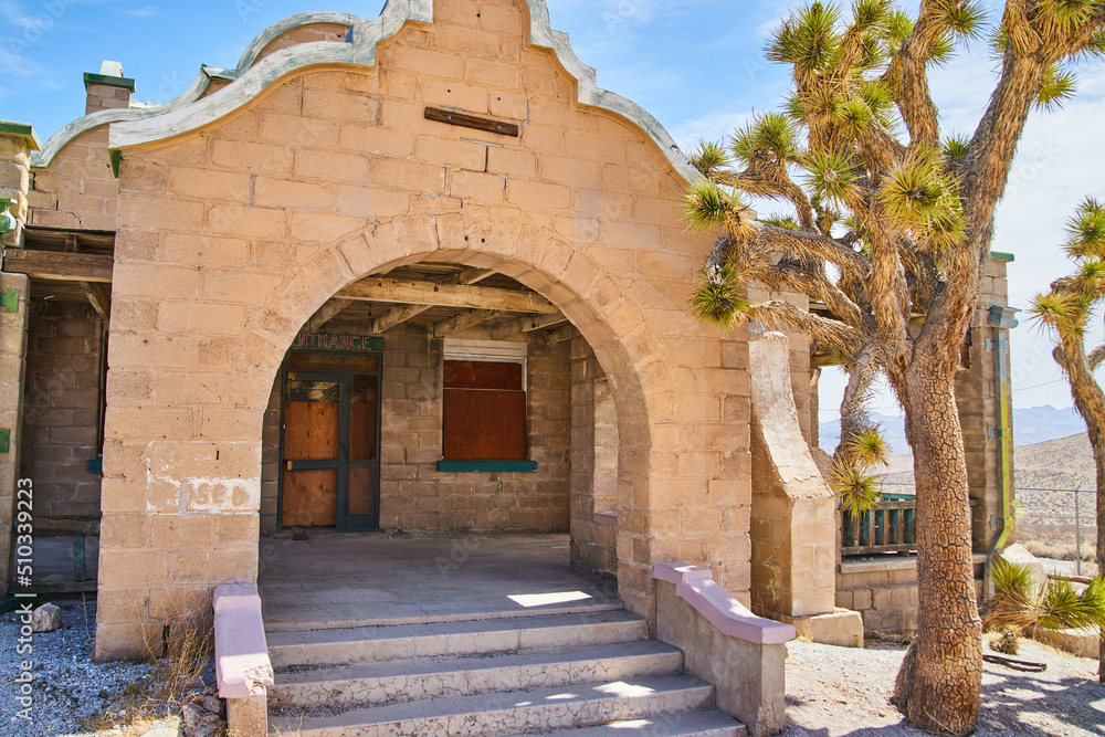 Obraz premium Rhyolite abandoned train station entrance in Ghost Town