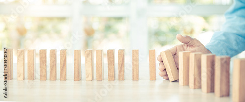 Foto Close-up hand prevent wooden block not falling domino concepts of financial risk management and strategic planning and business challenge plan