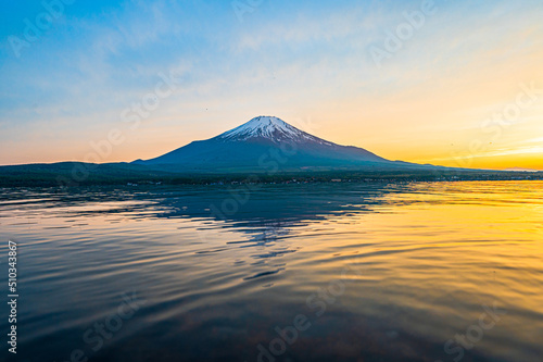 山中湖と富士山 © YUTO PHOTOGRAPHER