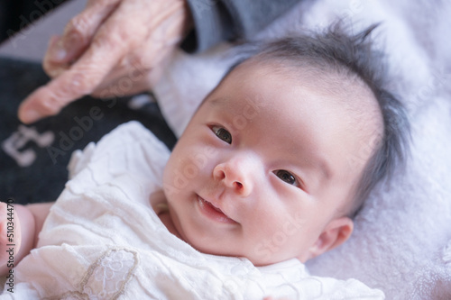 お婆ちゃんの手と赤ちゃん