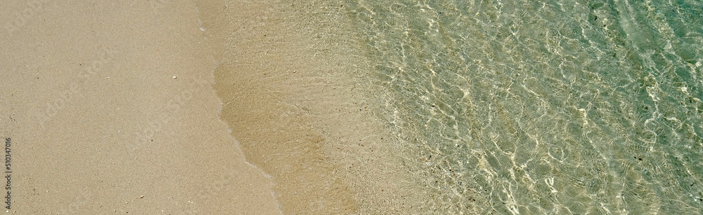 Obraz premium 【奄美大島】白いビーチに打ちよせる波（ワイド）