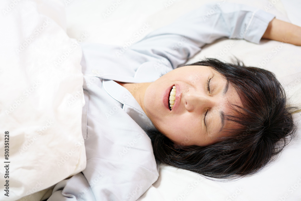口を開けて眠る中年女性 鼾をかく中年女性 口を開けて眠る中年女性 鼾をかく中年女性