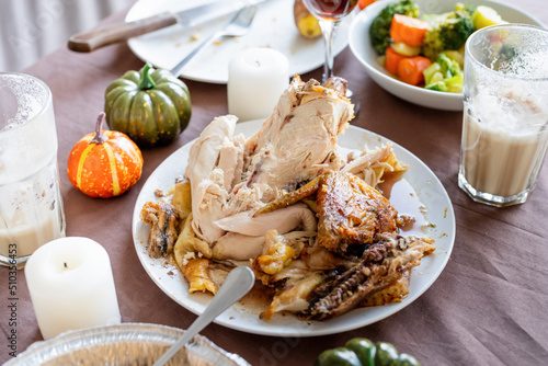 Photos high angle view of thanksgiving table after feast, leftovers and dirty dishes