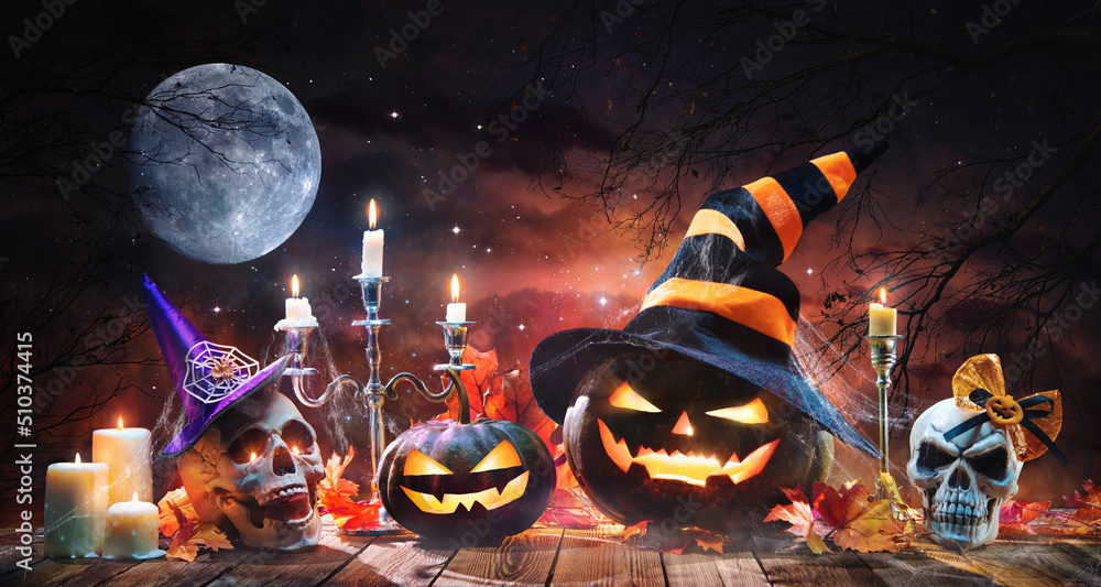 Jack O’ Lanterns glowing in the Halloween night - obrazy, fototapety, plakaty 