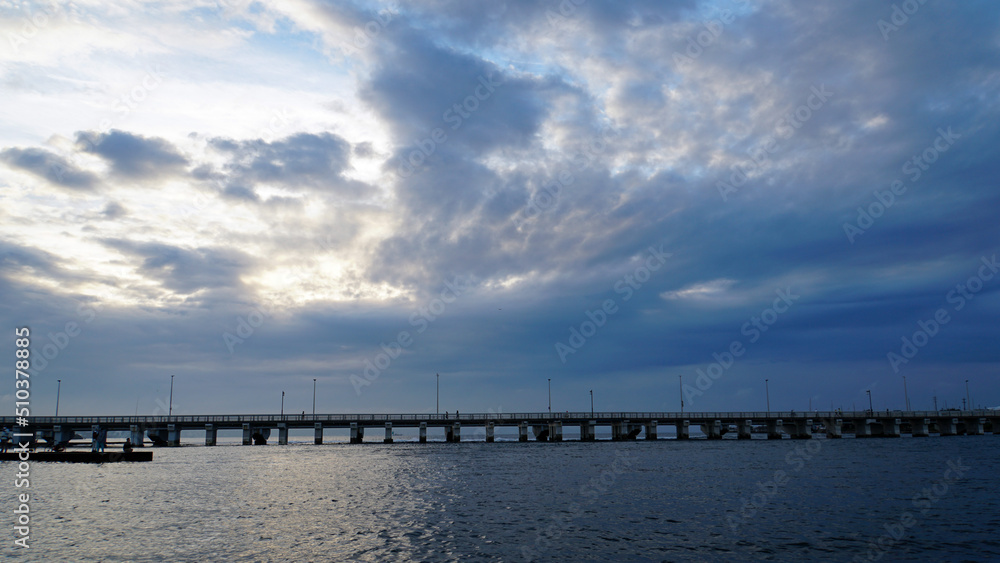 海上から見る明け方の江の島大橋