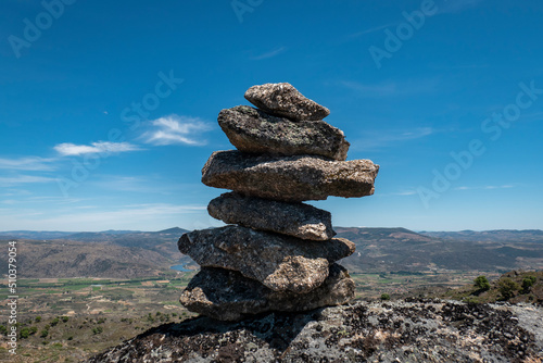 Pirâmide de pedras sobre algumas rochas junto ao baloiço do sobreiro em Castedo, Torre de Moncorvo, Portugal
 photo
