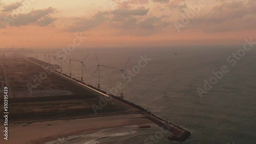 海と風力発電と夕日の空撮