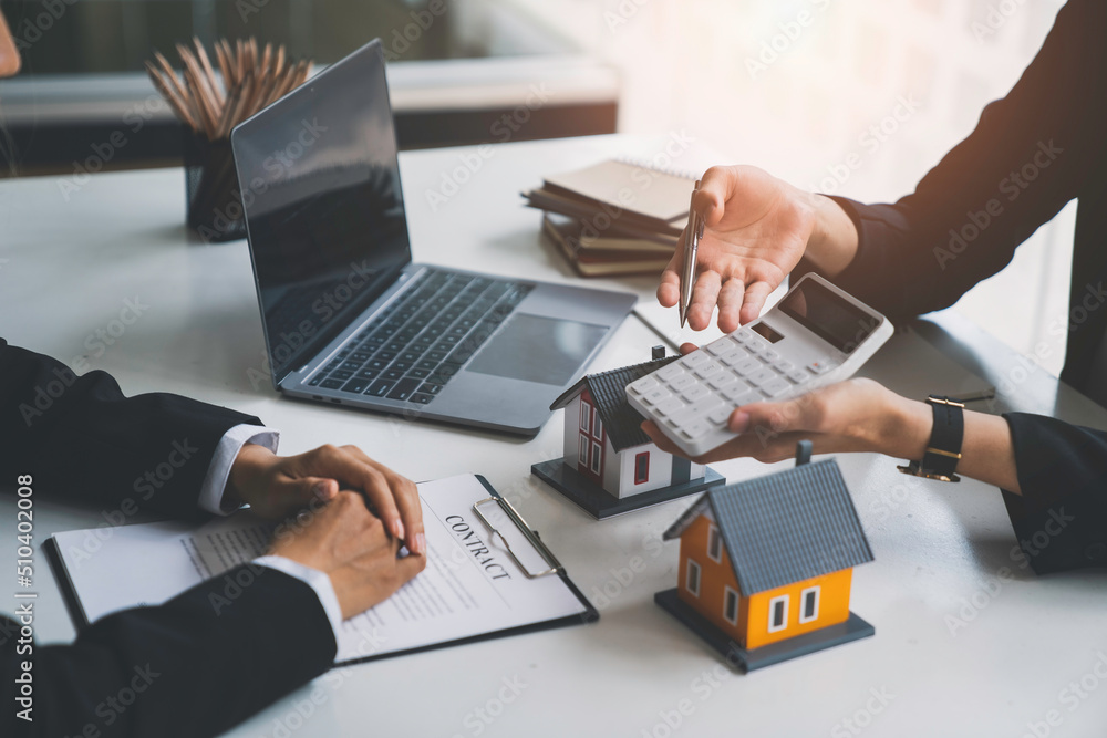Real estate agents bid homes in the project to explain in detail to clients. Explain and present information about home and mortgage purchases. real estate trading ideas Real estate agents bid homes in the project to explain in detail to clients. Explain and present information about home and mortgage purchases. real estate trading ideas