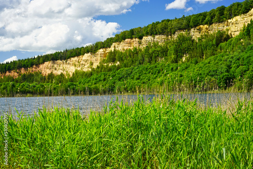 Blick über den Grundwassersee in der Carriere Freyming-Merlebach auf die Sandsteinklippen der renaturierten Sandsteingrube photo