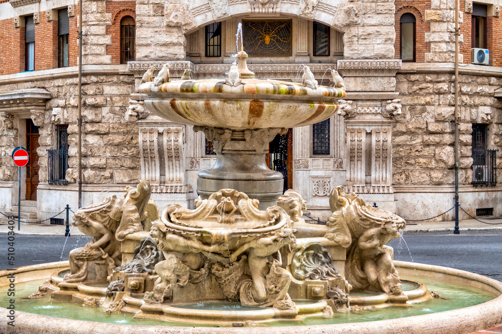 Fontana delle Rane and the Palazzo del Ragno