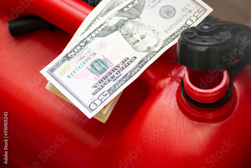 Obraz na płótnie Red jerry fuel can and dollar bills closeup w salonie