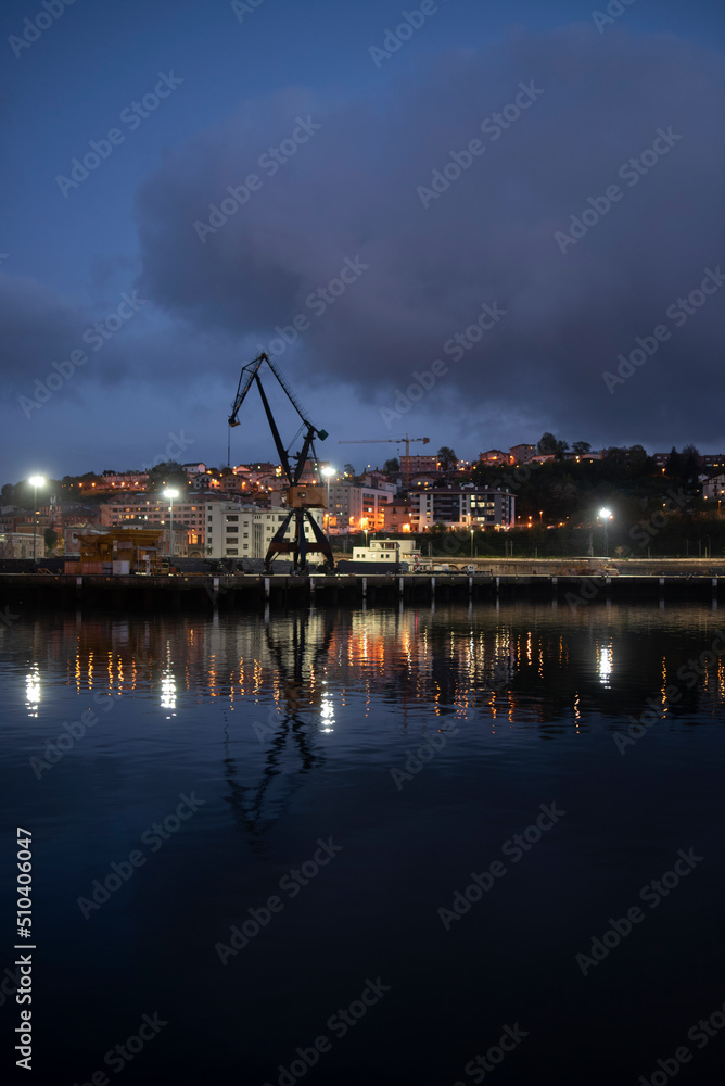 Obraz premium reflections of the harbor lights at night