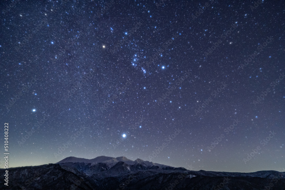 Fototapeta premium 岐阜県下呂市から見た御嶽山と星空