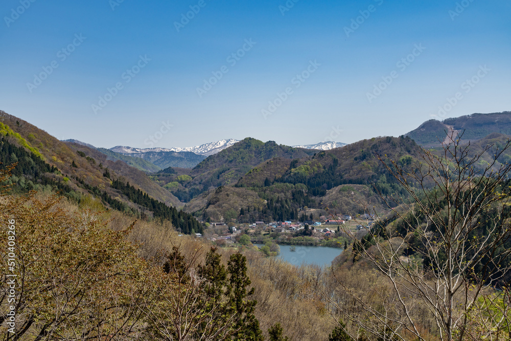 Naklejka premium みなかみ町の湖のある集落と山脈