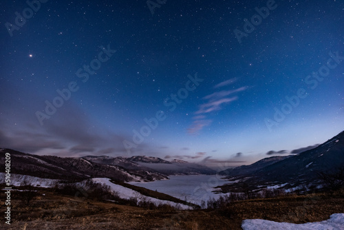 夜明けの近い野反湖と星空 © TAIGA