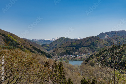 みなかみ町の湖のある集落と山脈