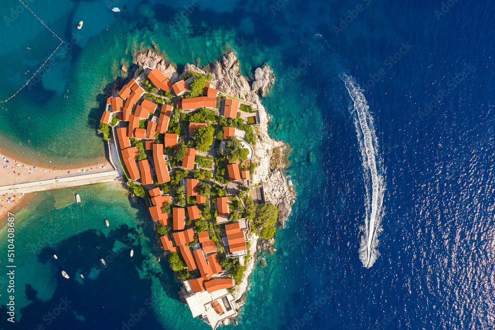 Sveti Stefan, eine kleine Adria-Insel in der Nähe von Budva in Montenegro.  Aussicht von oben Stock-Foto | Adobe Stock