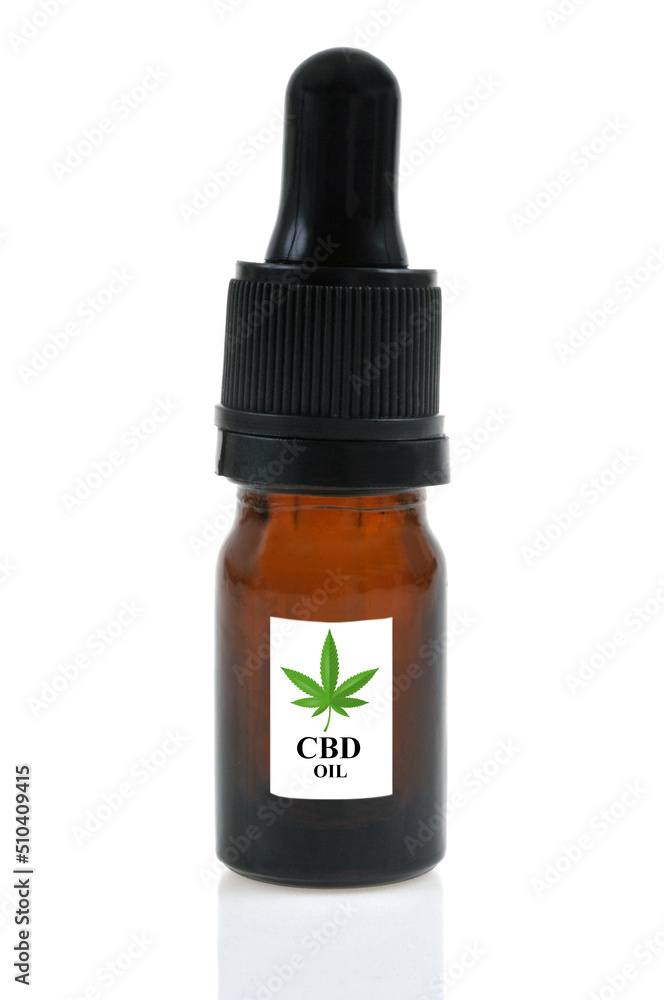 Concept de flacon doseur de CBD en gros plan sur fond blanc Concept de flacon doseur de CBD en gros plan sur fond blanc