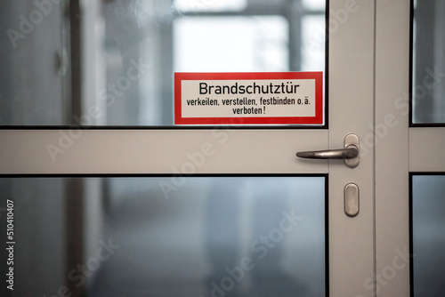 Glastür mit Aufkleber Brandschutztür