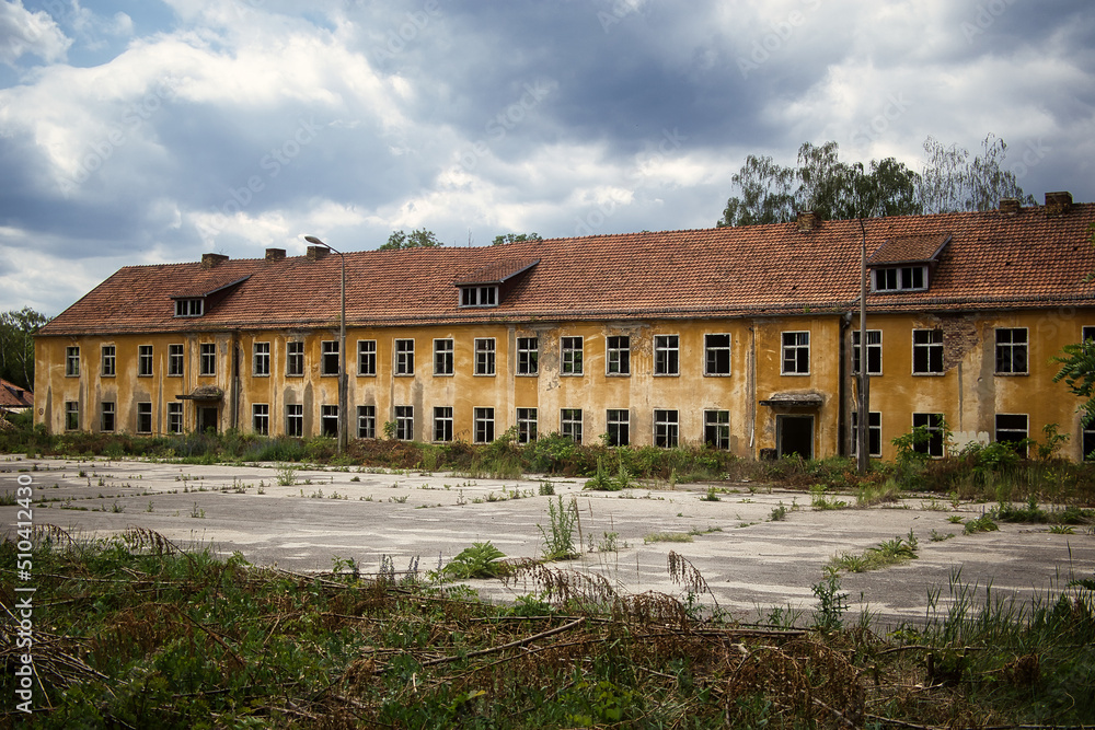 Verlassenes Gebäude - Kaserne - Barracks  - Verlassener Ort - Urbex / Urbexing - Lost Place - Artwork - Creepy - High quality photo