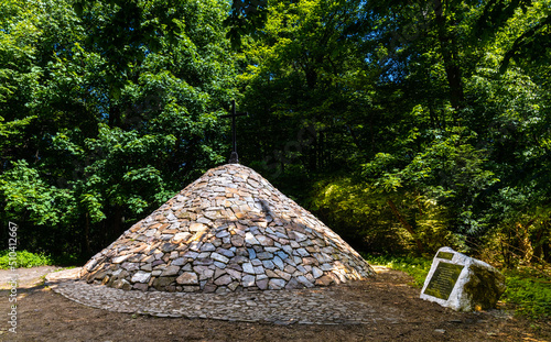 Fotografie Mound of duke Czartoryski on top of Lysa Gora, Swiety Krzyz mount at Benedictive