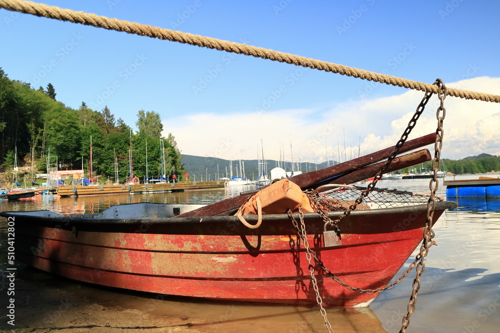 Obraz na płótnie Moored boat with life jacket, oars and a net for catching fish. Zacumowana łódź z kamizelką ratunkową, wiosłami i siatką do połowu ryb.
Jezioro Solińskie w Bieszczadach. w salonie