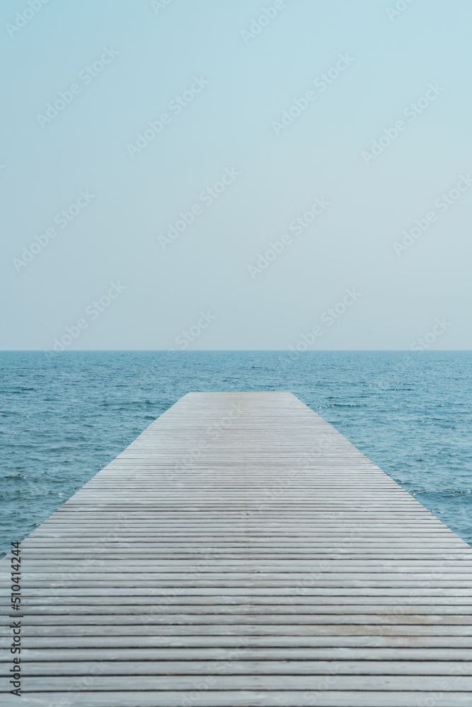 Obraz premium 水平線と桟橋