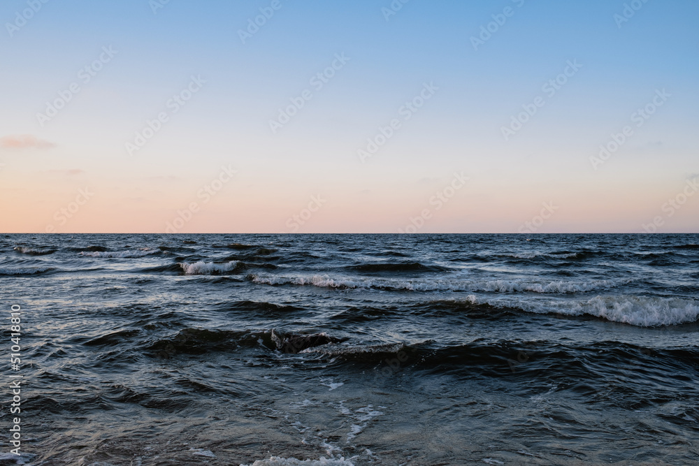 Naklejka premium sunset over the sea, Ocean horizon with waves