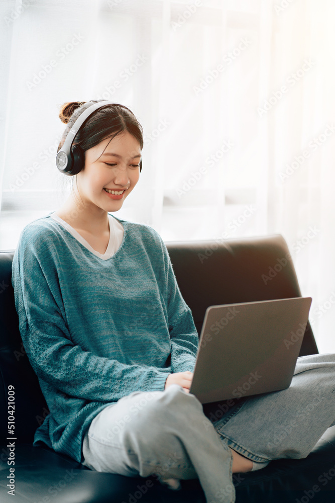 Naklejka premium Shot of a asian young business Female working on laptop in her workstation.