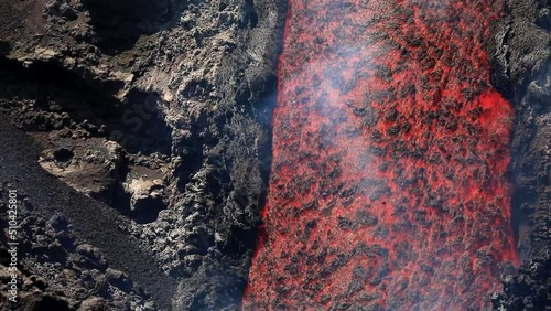 Colata lavica  che scorre in dettaglio - lava durante l' eruzione sul vulcano Etna photo