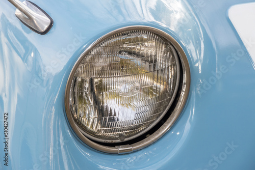 古い自動車のヘッドライト　Headlight of the old car