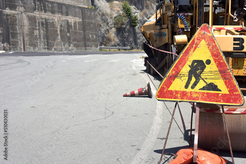 Segnaletica stradale per la sicurezza: lavori in  corso photo