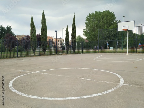 Cancha de baloncesto callejero photo