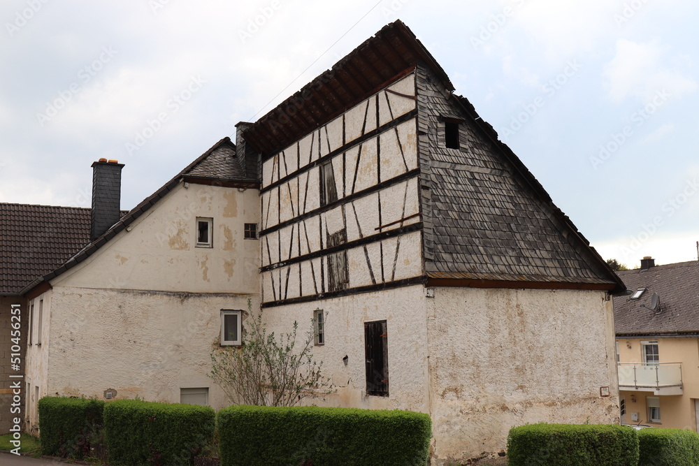 Fototapeta premium Altes Bauernhaus. Fachwerkhaus. Alte Scheune.