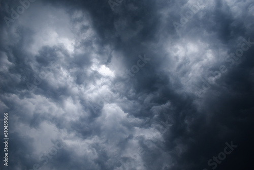 Dark thunderstorm clouds and clouds shining due to light grey color horizontal i Fototapet