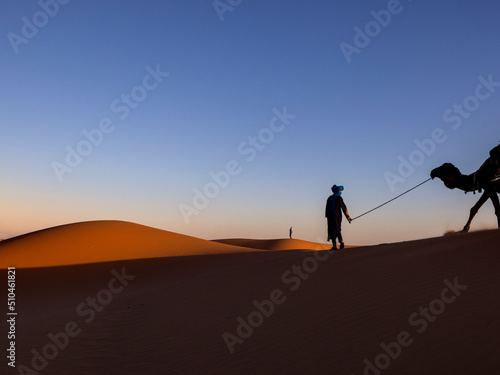 Pastor de camellos en Merzouga, desierto del Sahara (Marruecos)