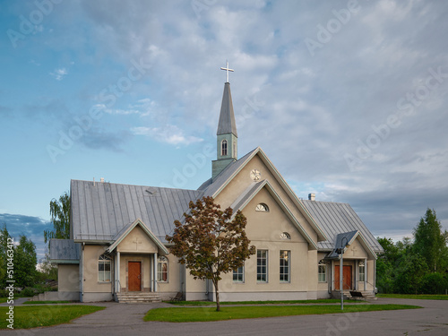 Foto Lutheran Church parish of Holy Cross in Olonets: summer evening, blue sky, beautiful clouds, Anuksenlinna, Alnus
