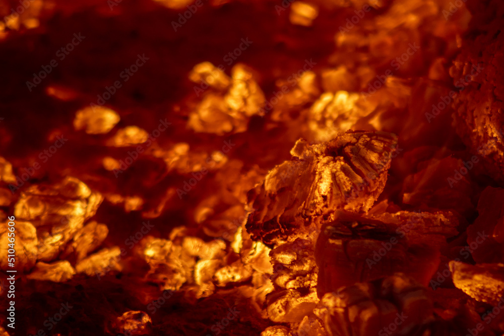 Fuego de roble dentro del horno de adobe, para preparar raicilla, en san gregorio, mixtlan, jalisco Fuego de roble dentro del horno de adobe, para preparar raicilla, en san gregorio, mixtlan, jalisco