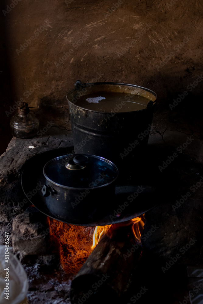 preparacion de nixtamal de maiz, para la elaboracion de tortillas torteadas en cocinas tradicionales mexicanas, en san gregorio, mixtlan, jalisco preparacion de nixtamal de maiz, para la elaboracion de tortillas torteadas en cocinas tradicionales mexicanas, en san gregorio, mixtlan, jalisco
