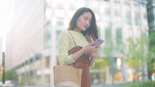 スマートフォンを見る若い女性