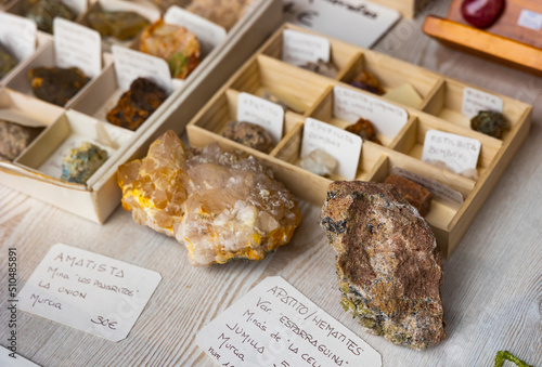 Variety of mineral speciments on counter in souvenir shop with descriptions in Spanish language on price labels.